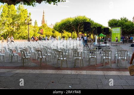 Burgos, Spanien. juni, 3. juli 2023. Politik. Techniker und Freiwillige der rechtsextremen Partei Vox bereiten das Treffen ihres Führers Santiago Abascal vor Stockfoto