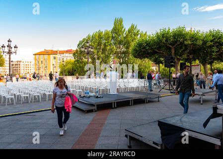 Burgos, Spanien. juni, 3. juli 2023. Politik. Techniker und Freiwillige der rechtsextremen Partei Vox bereiten das Treffen ihres Führers Santiago Abascal vor Stockfoto