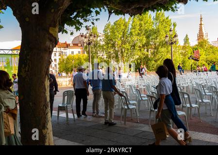 Burgos, Spanien. juni, 3. juli 2023. Politik. Techniker und Freiwillige der rechtsextremen Partei Vox bereiten das Treffen ihres Führers Santiago Abascal vor Stockfoto