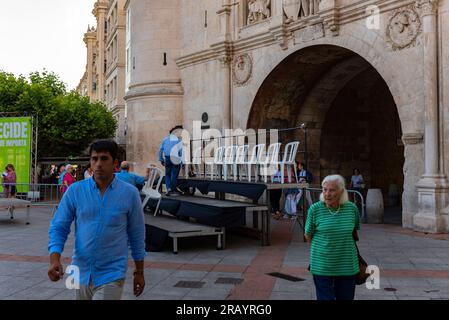 Burgos, Spanien. juni, 3. juli 2023. Politik. Techniker und Freiwillige der rechtsextremen Partei Vox bereiten das Treffen ihres Führers Santiago Abascal vor Stockfoto