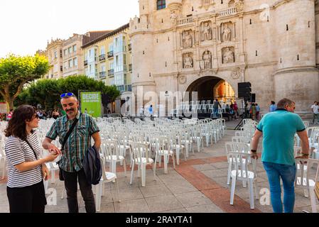 Burgos, Spanien. juni, 3. juli 2023. Politik. Techniker und Freiwillige der rechtsextremen Partei Vox bereiten das Treffen ihres Führers Santiago Abascal vor Stockfoto