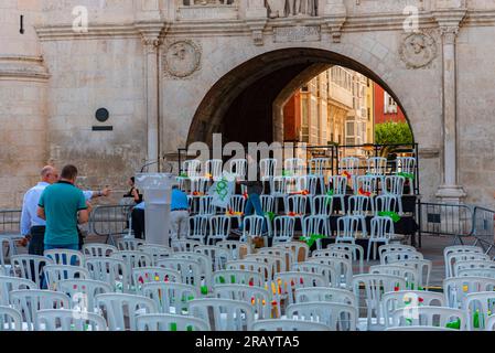 Burgos, Spanien. juni, 3. juli 2023. Politik. Techniker und Freiwillige der rechtsextremen Partei Vox bereiten das Treffen ihres Führers Santiago Abascal vor Stockfoto