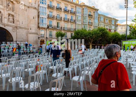 Burgos, Spanien. juni, 3. juli 2023. Politik. Techniker und Freiwillige der rechtsextremen Partei Vox bereiten das Treffen ihres Führers Santiago Abascal vor Stockfoto