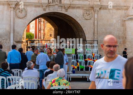 Burgos, Spanien. juni, 3. juli 2023. Politik. Techniker und Freiwillige der rechtsextremen Partei Vox bereiten das Treffen ihres Führers Santiago Abascal vor Stockfoto