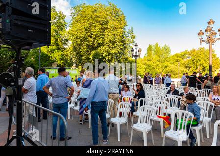 Burgos, Spanien. juni, 3. juli 2023. Politik. Techniker und Freiwillige der rechtsextremen Partei Vox bereiten das Treffen ihres Führers Santiago Abascal vor Stockfoto