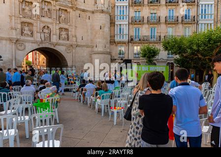 Burgos, Spanien. juni, 3. juli 2023. Politik. Techniker und Freiwillige der rechtsextremen Partei Vox bereiten das Treffen ihres Führers Santiago Abascal vor Stockfoto