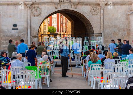 Burgos, Spanien. juni, 3. juli 2023. Politik. Techniker und Freiwillige der rechtsextremen Partei Vox bereiten das Treffen ihres Führers Santiago Abascal vor Stockfoto