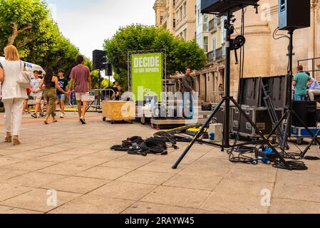 Burgos, Spanien. juni, 3. juli 2023. Politik. Techniker und Freiwillige der rechtsextremen Partei Vox bereiten das Treffen ihres Führers Santiago Abascal vor Stockfoto