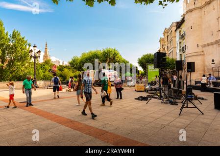 Burgos, Spanien. juni, 3. juli 2023. Politik. Techniker und Freiwillige der rechtsextremen Partei Vox bereiten das Treffen ihres Führers Santiago Abascal vor Stockfoto