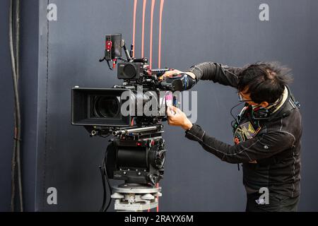 APEX APXGP Team Crew filmt in der Koppel für den Film F1 von Apple Studios/Bruckheimer Films, Camera, Illustration während der Formel 1 Aramco British Grand Prix 2023, 10. Runde der Formel-1-Weltmeisterschaft 2023 vom 7. Bis 9. Juli 2023 auf der Silverstone Circuit in Silverstone, Großbritannien Stockfoto