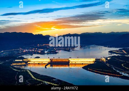 Yichang, China. 06. Juli 2023. Der Three Gorges Dam wird nachts nach Regen in Yichang City, Provinz Hubei, China, am 5. Juli 2023 gesehen. (Foto: Costfoto/NurPhoto) Guthaben: NurPhoto SRL/Alamy Live News Stockfoto