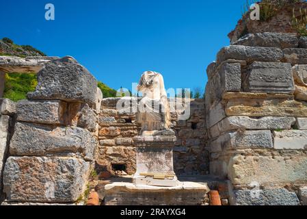 Kopflose Statue von Scholastica. Die Badeanlage wurde im 4. Jahrhundert von einer wohlhabenden Ephesianerin, Scholastika, restauriert und hat ihren Namen von ihm Stockfoto