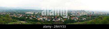 Panoramablick auf Almaty. Kasachstan, Alma-ATA-Häuser. Im Sommer Stockfoto