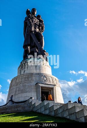 Bronze 12 Meter hohe Skulptur des sowjetischen Soldaten von Sowjet Bildhauer Jewgeni Vuchetich am sowjetischen Kriegsdenkmal in Treptow Park, Berlin, Deutschland Stockfoto