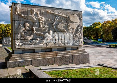 Sarkophag mit Relief-Schnitzerei der Militärszene am Sowjetischen Kriegsdenkmal in Treptow Park, Berlin, Deutschland. 16 Steinsarkophage Stockfoto