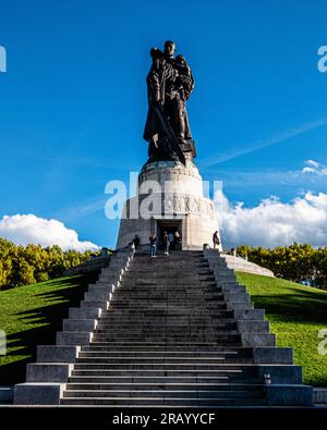 Bronze 12 Meter hohe Skulptur des sowjetischen Soldaten von Sowjet Bildhauer Jewgeni Vuchetich am sowjetischen Kriegsdenkmal in Treptow Park, Berlin, Deutschland Stockfoto