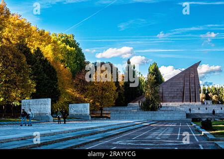 Abstract Granitfahne & Soldatenskulptur mit gesenktem Kopf am sowjetischen Kriegsdenkmal für 7000 WW2 verstorbene Soldaten, Treptower Park, Berlin, Deutschland Stockfoto