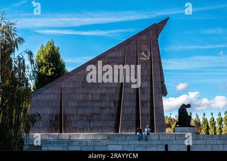 Abstract Granitfahne & Soldatenskulptur mit gesenktem Kopf am sowjetischen Kriegsdenkmal für 7000 WW2 verstorbene Soldaten, Treptower Park, Berlin, Deutschland Stockfoto