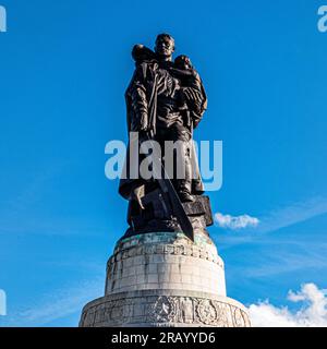 Bronze 12 Meter hohe Skulptur des sowjetischen Soldaten von Sowjet Bildhauer Jewgeni Vuchetich am sowjetischen Kriegsdenkmal in Treptow Park, Berlin, Deutschland Stockfoto