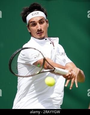 Lorenzo Sonego in Aktion gegen Matteo Berrettini (nicht abgebildet) am vierten Tag der Wimbledon-Meisterschaft 2023 im All England Lawn Tennis and Croquet Club in Wimbledon. Foto: Donnerstag, 6. Juli 2023. Stockfoto