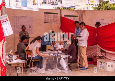 Kambodscha 2018 Parlamentswahlen zum Premierminister. Wahlbeamte zählen die Stimmen in einer Wahlkabine. Phnom Penh, Kambodscha. © Kraig Stockfoto