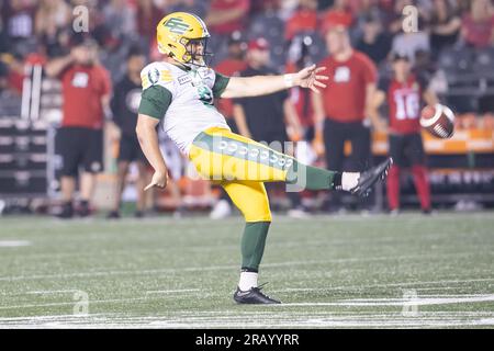 30. Juni 2023: Edmonton Elks-Punter Jake Julien (9) tritt während des CFL-Spiels zwischen Edmonton Elks und Ottawa Redblacks im TD Place Stadium in Ottawa, Kanada. Daniel Lea/CSM Stockfoto