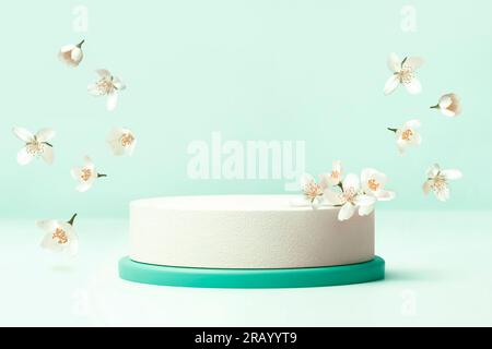 Rundes Podium für kosmetische Schönheitsprodukte mit Jasminblumen Stockfoto