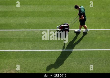 6. Juli 2023; All England Lawn Tennis and Croquet Club, London, England: Wimbledon Tennis Tournament; A Wimbledon Groundsman malt die Court Lines Credit: Action Plus Sports Images/Alamy Live News Stockfoto