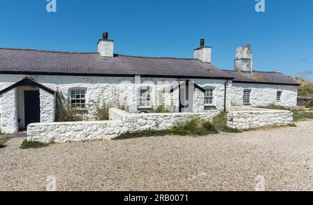 Die Pilot Cottages auf llanddwyn Island, Anglesey, North Wales, Großbritannien. Aufgenommen am 4. Juli 2023. Stockfoto