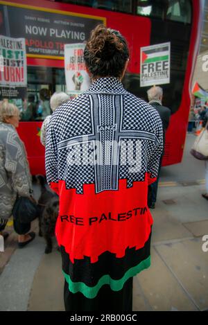 London, Vereinigtes Königreich - Juli 7. 2023: Protest außerhalb der israelischen Botschaft nach der IDF-Operation in der Stadt Dschenin im Westjordanland. Stockfoto