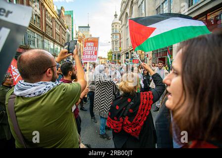 London, Vereinigtes Königreich - Juli 7. 2023: Protest außerhalb der israelischen Botschaft nach der IDF-Operation in der Stadt Dschenin im Westjordanland. Stockfoto