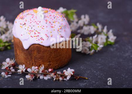 Frisch gebackenes hausgemachtes Osterbrot, natürlich gefärbte Eier und Frühlingsblumen. Stockfoto