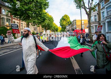 London, Vereinigtes Königreich - Juli 7. 2023: Protest außerhalb der israelischen Botschaft nach der IDF-Operation in der Stadt Dschenin im Westjordanland. Stockfoto