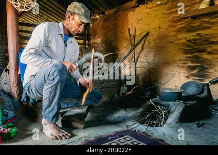 28. Juni 2023, Nagthat, Uttarakhand, Indien. Ein Mann, der Feuerholz in seinem Schlammhaus bereitete, um das Chulha- oder Tonofenfeuer zu entzünden. Stockfoto