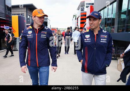 Red Bull's Max Verstappen (links) und Sergio Perez auf der Koppel am Tag vor dem britischen Grand Prix 2023 in Silverstone, Towcester. Foto: Donnerstag, 6. Juli 2022. Stockfoto