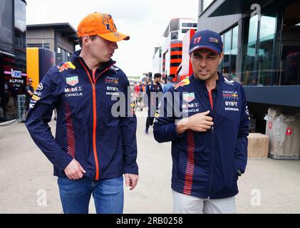 Red Bull's Max Verstappen (links) und Sergio Perez auf der Koppel am Tag vor dem britischen Grand Prix 2023 in Silverstone, Towcester. Foto: Donnerstag, 6. Juli 2022. Stockfoto