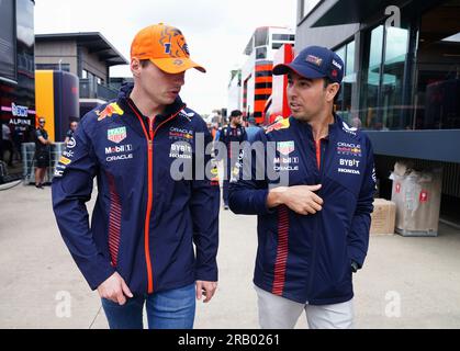 Red Bull's Max Verstappen (links) und Sergio Perez auf der Koppel am Tag vor dem britischen Grand Prix 2023 in Silverstone, Towcester. Foto: Donnerstag, 6. Juli 2022. Stockfoto