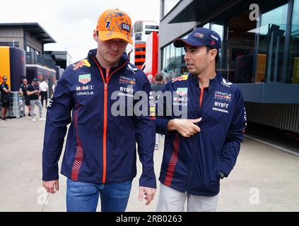 Red Bull's Max Verstappen (links) und Sergio Perez auf der Koppel am Tag vor dem britischen Grand Prix 2023 in Silverstone, Towcester. Foto: Donnerstag, 6. Juli 2022. Stockfoto