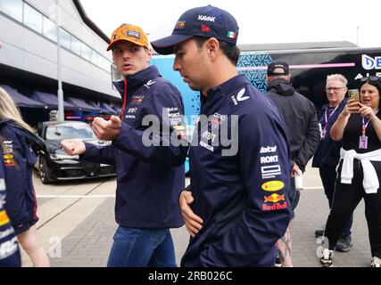 Red Bull's Max Verstappen (links) und Sergio Perez auf der Koppel am Tag vor dem britischen Grand Prix 2023 in Silverstone, Towcester. Foto: Donnerstag, 6. Juli 2022. Stockfoto