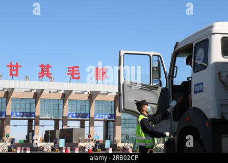 Hohhot. 6. Juli 2023. Dieses Foto wurde am 6. Juli 2023 aufgenommen und zeigt einen Frachtwaggon, der im Hafen Ganqmod in der Stadt Bayannur, Nordchinas Autonome Region der inneren Mongolei, kontrolliert wird. ZU „China-Mongolei Border Port bewältigt Rekordvolumen in H1“ Gutschrift: Li Yunping/Xinhua/Alamy Live News Stockfoto