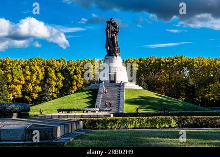 Bronze 12 Meter hohe Skulptur des sowjetischen Soldaten von Sowjet Bildhauer Jewgeni Vuchetich am sowjetischen Kriegsdenkmal in Treptow Park, Berlin, Deutschland Stockfoto