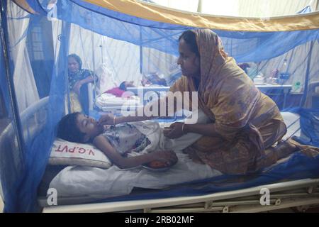 Dhaka Bangladesch 6July 2023.Bangladesch Kinder Dengue-Patienten, die mit einem Moskitonetz bedeckt sind, leiden unter Dengue-Fieber, wenn sie in H behandelt werden Stockfoto