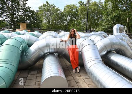 Dieses für den Künstlergarten entworfene Werk befindet sich auf der großen Terrasse auf dem Dach der U-Bahn-Station Temple. Das Projekt setzt das Engagement des CoLAB fort, innovative zeitgenössische Installationen von Künstlerinnen in diesem einzigartigen, knapp einen Hektar großen Gelände in Auftrag zu geben. Der Artist’s Garden wird seit 2021 in enger Partnerschaft mit dem Stadtrat von Westminster realisiert. Slackwater wird sich als immenses skulpturelles Verflechtungsgebiet herausbilden, das die wässrige Geschichte seiner Lage am Flussufer mit Verweisen auf die abstrakten Rhythmen der Themse und flüssigen Bewegungen verbindet. Stockfoto