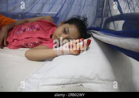 Dhaka Bangladesch 6July 2023.Bangladesch Kinder Dengue-Patienten, die mit einem Moskitonetz bedeckt sind, leiden unter Dengue-Fieber, wenn sie in H behandelt werden Stockfoto