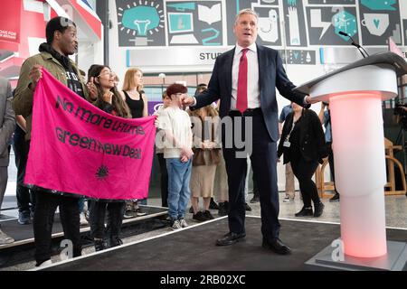 Demonstranten unterbrechen den Labour-Parteiführer Sir Keir Starmer, während er während der Eröffnung der fünften und letzten Parteimission zur Beseitigung der Barrieren für Chancen in jeder Phase, für jedes Kind, am Mid Kent College in Gillingham in Kent spricht. Foto: Donnerstag, 6. Juli 2023. Stockfoto