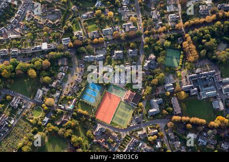 Sporteinrichtungen in der Stadt Bath von oben mit Blick auf das Meer Stockfoto