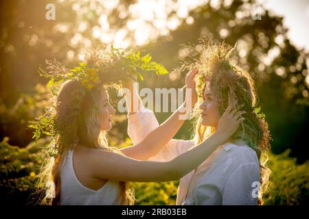 London, Großbritannien. 6. Juli 2023 Die Ukrainer feiern Ivana-Kupala im Richmond Park. Der Ivana Kupala Day, auch bekannt als Ivana-Kupala oder Kupala Night, ist eine traditionelle heidnische Feiertagsfeier in östlichen slawischen Kulturen. Mädchen erschaffen und tragen Blumenkranze und führen verschiedene Rituale durch. Anfangs war Ivana-Kupala ein heidnischer Fruchtbarkeitsritus, der auch mit der Feier der Sommersonnenwende verbunden war, wenn die Nächte am kürzesten sind. Nachdem das Christentum ankam, waren die Riten mit dem christlichen Fest der Geburt Johannes des Täufers verflochten. Kredit: Guy Corbishley/Alamy Live News Stockfoto