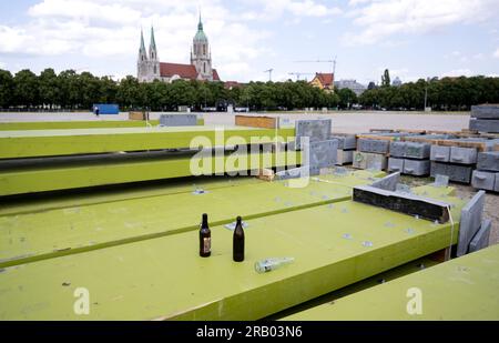 München, Deutschland. 06. Juli 2023. Auf der Theresienwiese, dem Oktoberfestgelände, sind Teile eines Bierzelts zu sehen. Die 188. Wiesn findet in diesem Jahr vom 16,09. Bis 03.10.2023 statt. Kredit: Sven Hoppe/dpa/Alamy Live News Stockfoto