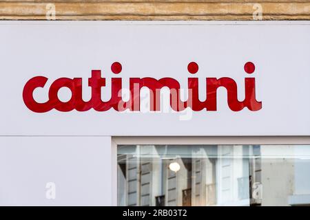 Schild und Logo eines Catimini-Geschäfts, einer französischen Marke für hochwertige Kinderbekleidung Stockfoto