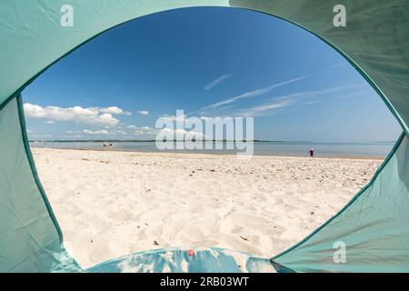 Blick von innen auf den wunderschönen weißen Sandstrand an der Ostsee am Flensburger Förde in Norddeutschland Stockfoto